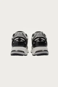 1906R - Silver Metallic/Black/Sea Salt
